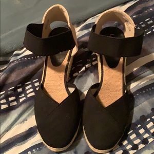 Black wedges